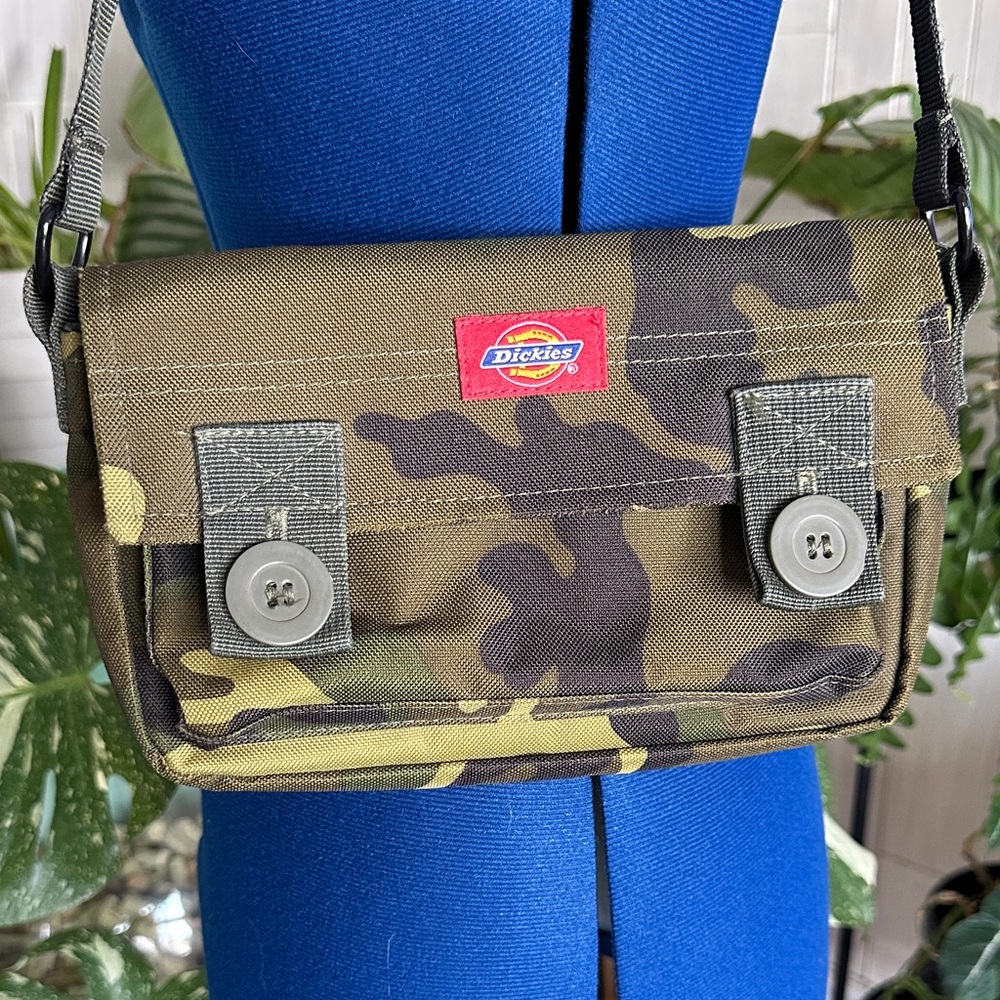 Dickies Camouflage Messenger Bag in Olive and Brown